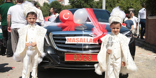 Bakan Işık, şehit çocuklarına makam aracını tahsis etti