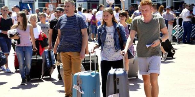 Rusya'dan paket turlarla gelen turist 384 kat artt