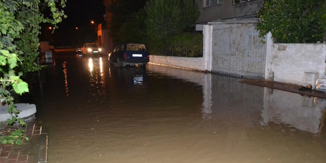Yozgat'ta içme suyu hattı patladı, yollar göle döndü