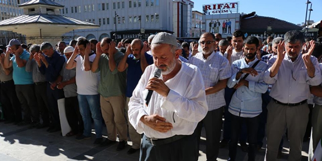 Çatıdan düşerek ölen köy muhtarı toprağa verildi