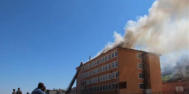 Hatay'da meydana gelen yangında okulun çatısı tamamen yandı