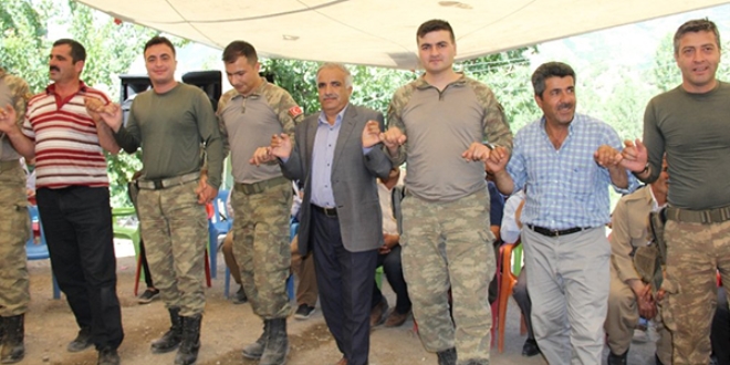 Şemdinli'de askerler vatandaşlarla halay çekti