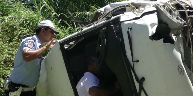 Adana'da minib�s dereye d��t�: 1 �l�, 6 yaral�