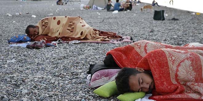 Antalya'da nemden bunalan tatilciler sahilde sabahlad