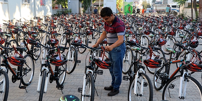 TEOG'da ba�ar� g�steren ��rencilere bisiklet