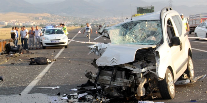 Erzurum'da otomobil ile kamyonet çarpıştı: 3 ölü