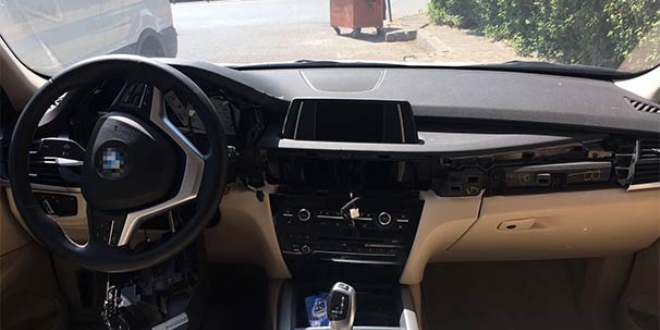 İstanbul'da lüks otomobilin konsolunu çaldılar