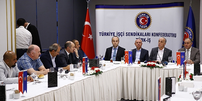 T�rk-��'ten 15 Temmuz'da g�rev yapan gazetecilere �d�l