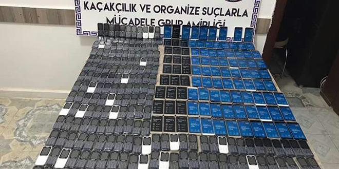 Ka�ak cep telefonlar�n� yak�t deposuna gizlemi�