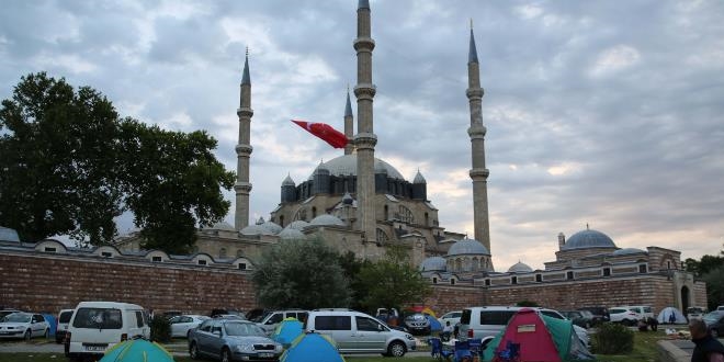 G�re� sevgisi sokaklarda yat�rd�