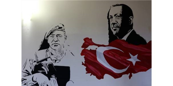 Osmaniye'de resim öğretmeni okulları kahramanların resmiyle donattı