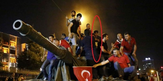 Şahdamarının altında şarapnel parçasıyla yaşıyor