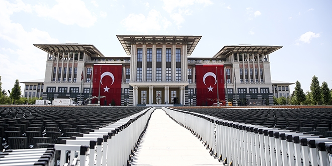 Cumhurbaşkanlığı Külliyesi'ne dev bayraklar asıldı
