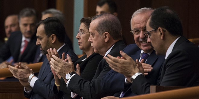 Erdoğan, Bahçeli'yi konuşması sonrasında alkışladı