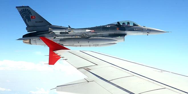 Erdoğan'ı, İstanbul semalarında F-16'lar karşıladı