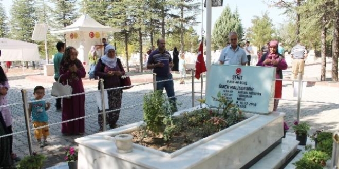 Şehit Astsubay Halisdemir'in kabrine ziyaretçi akını