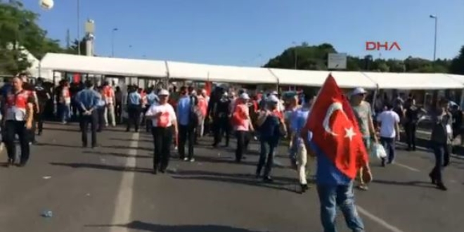 Binlerce kişi Şehitler Köprüsü'ne akıyor...