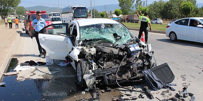 Tokat'ta otomobil beton mikserine çarptı: 5 yaralı