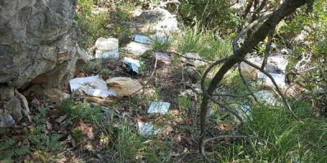Sakarya'da uçuruma atılan FETÖ'nün kitapları bulundu