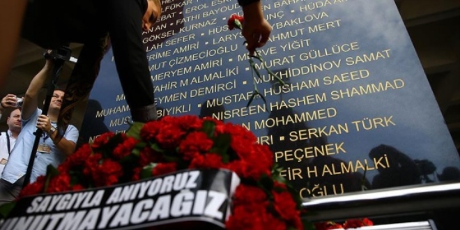 Atatürk Havalimanı'nda, şehitler anısına karanfil bırakıldı