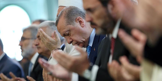 Erdoğan sabah namazını Millet Camisi'nde kıldı