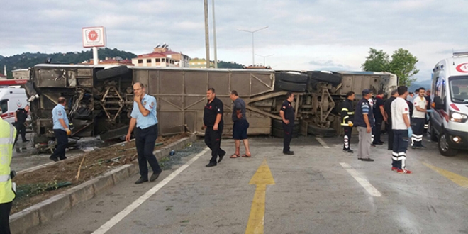 Öğrencileri taşıyan tur otobüsü devrildi: 38 yaralı