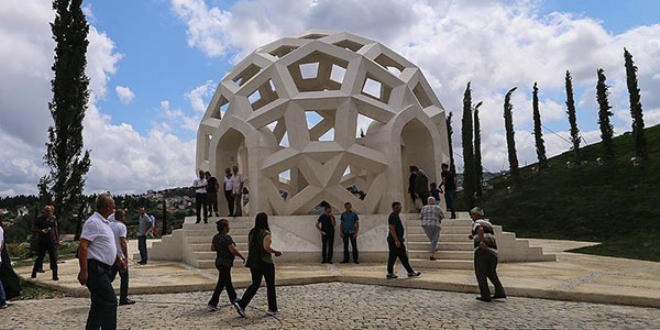 '�ehitler Makam�'na yo�un ilgi