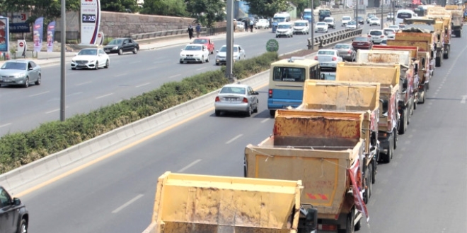 Belediyenin 400 aracından '15 Temmuz' konvoyu