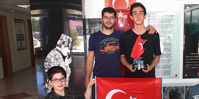 Öğrencilerden 15 Temmuz için ay yıldız çizen robot