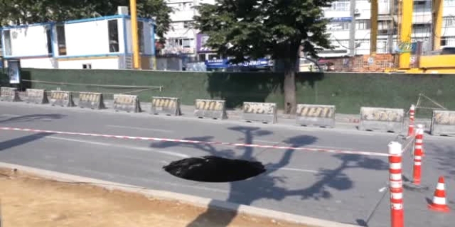 Beşiktaş'ta çöken yol nedeniyle bölge trafiğe kapatıldı!