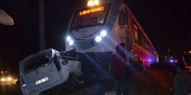 Kütahya'da raybüsle otomobil çarpıştı: 1 ölü, 3 yaralı