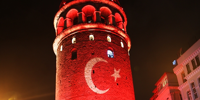 Galata Kulesi, kırmızı beyaza büründü
