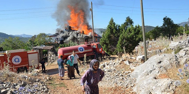 700 yıllık ahşap düğmeli ev yandı