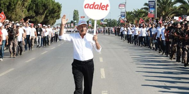 AK Parti'den 'yürüyüş' anketi