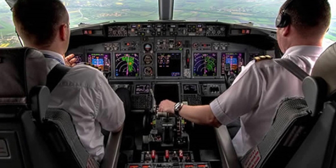 Pilot: Uçağın önünde araç ilerliyor rapor ediyorum