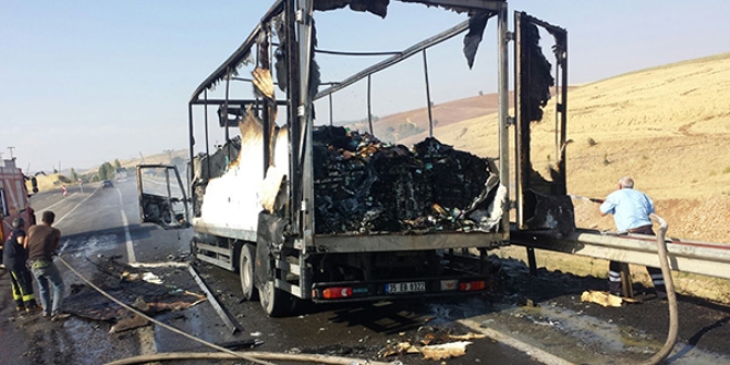 Adıyaman'da seyir halindeki tır yandı