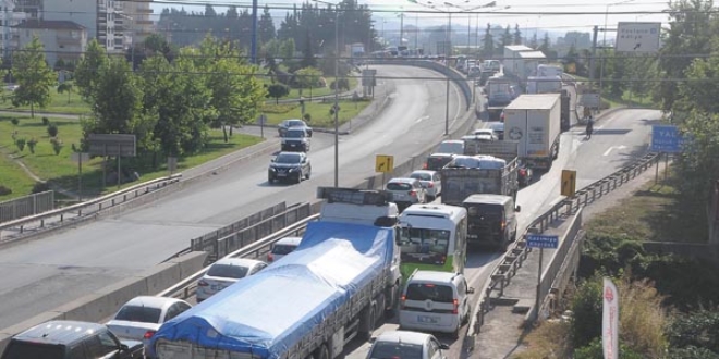 Yalova-İzmit Karayolu'nda trafik yoğunluğu