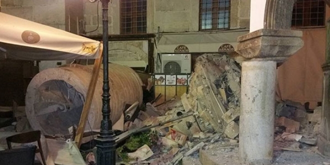 Depremin merkez üssü Kos'ta minare yıkıldı, 2 kişi öldü