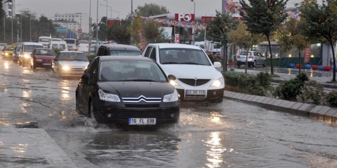 Yalova'daki kuvvetli yağış derelerin taşmasına neden oldu