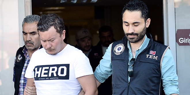 Eski�ehir'de 'hero' yaz�l� ti��rt giyen ki�iye g�zalt�