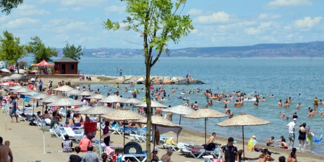 Kocaeli'de sıcaktan bunalanlar sahillere akın etti