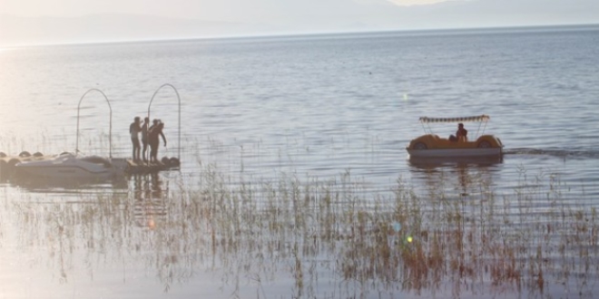 G�lde mahsur kalan gen�leri polis ekipleri kurtard�