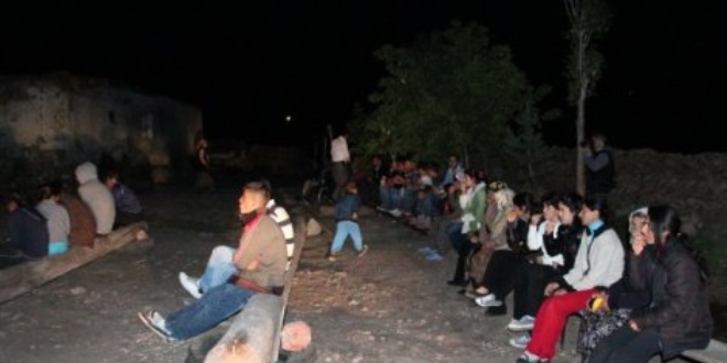 Sinemas� olmayan kentte �ocuklar� sinemayla bulu�turdu