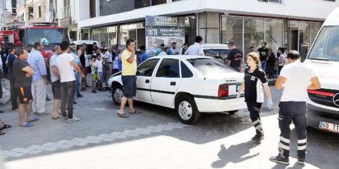 Otomobille hafif ticari araç çarpıştı: 2'si çocuk 8 yaralı