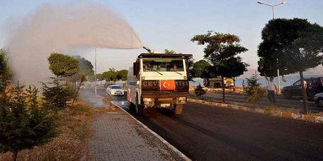 Erciş'te TOMA'lar park ve bahçeleri suladı