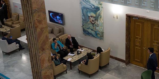 Muhalefet kulisine yeni Atatürk portresi asıldı
