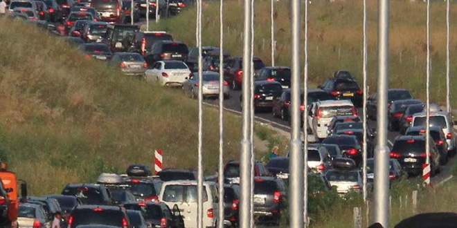 Gurbet�iler rekor k�rd�: 1 g�nde 11 bin ara� giri� yapt�