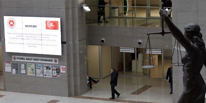 Cumhuriyet gazetesi yazarlarının yargılandığı dava ertelendi