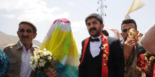 Üniversitede tanıştılar, 2 gün 2 gece düğünle evlendiler