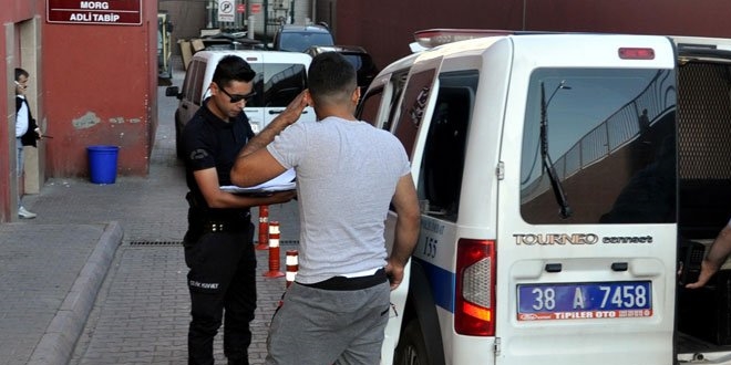 Kayseri'de polise bıçaklı saldırı